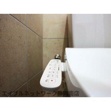 落ち着いた色調のトイレです