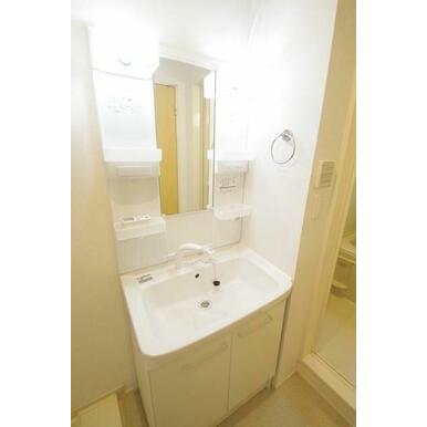 ★鏡が大きく、小物置きもある便利な洗面台★