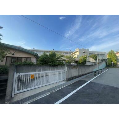 吹田市立千里第三小学校 距離:899m