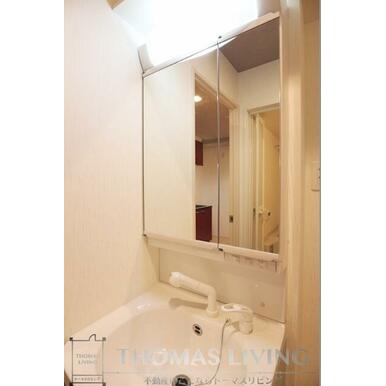 2面鏡の独立洗面台です。