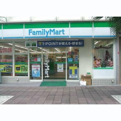ファミリーマート 距離:73m