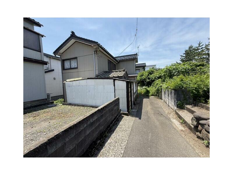 2,300 meters on foot from JR Joetsu Line "Ishiuchi" Station