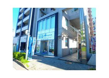 多摩センター駅から歩いて２分　多摩ニュータウン通り沿いのビル１階にございます。
