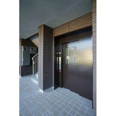 エレベータ付きのマンションです