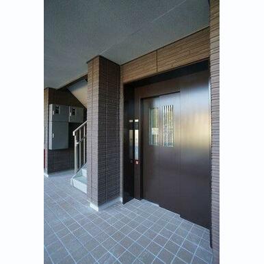エレベータ付きのマンションです