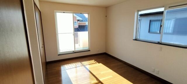 【Unique House】Touring a Serene 3LDK Apartment with a Striking Contrast to  Its Artistic Exterior!