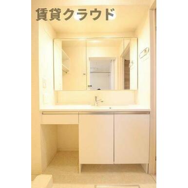 朝の準備に活躍する、洗髪洗面化粧台！