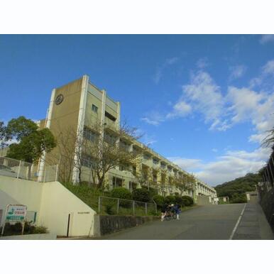 中央小学校 距離:1,702m