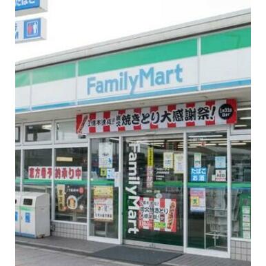 ファミリーマート 距離:593m