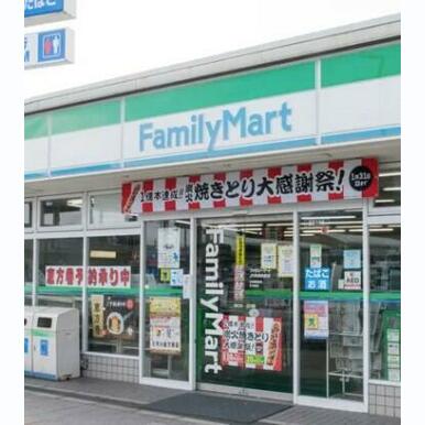 ファミリーマート 距離:593m
