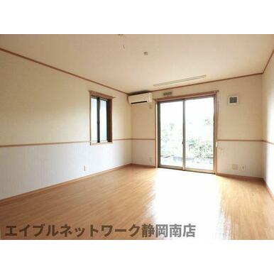 こちらの居間で趣味の時間をお楽しみください