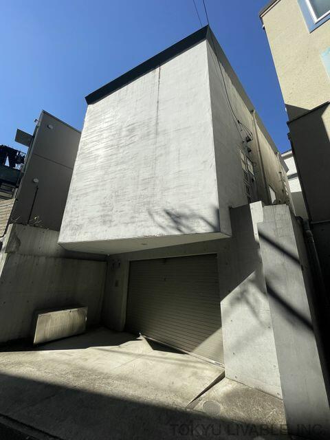 Cheap house for sale in Minato, Tokyo
