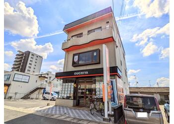 オレンジ色の看板と【OUCHIYA】のロゴが目印です！