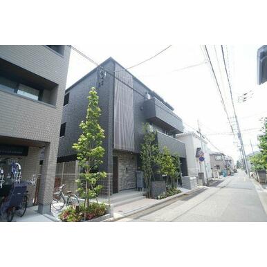積水ハウス施工の重量鉄骨造３階建てのオートロック付マンション。