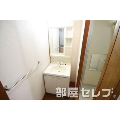 独立洗面化粧台。