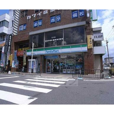 ファミリーマート阪急桂駅前店 距離:250m