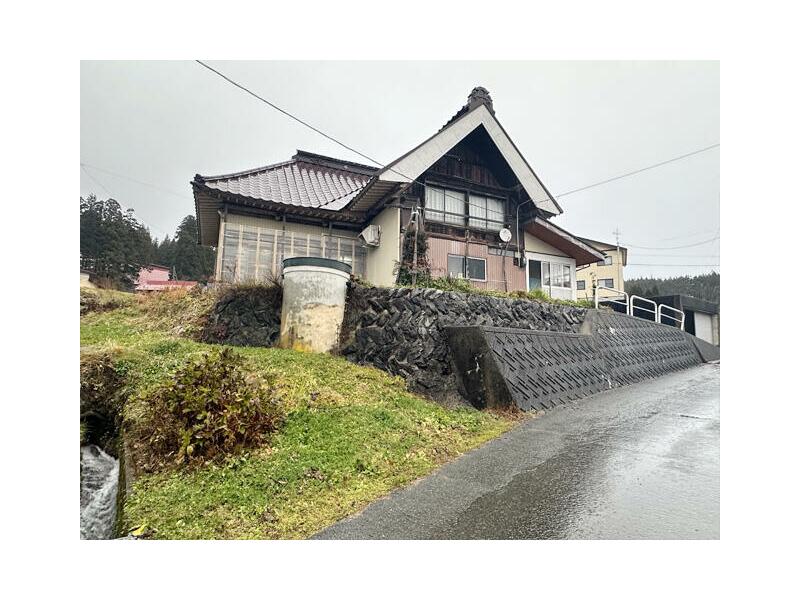 44 minutes by bus from JR Uetsuhon Line "Tsuruoka" Station, 4 minutes on foot from "Yuhama Onsen" bus stop