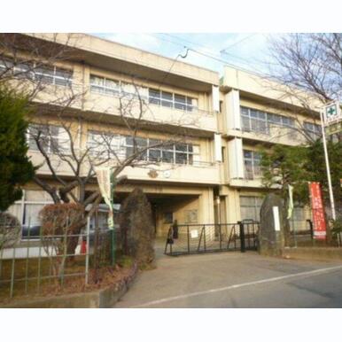 取手市立永山中学校 距離:842m