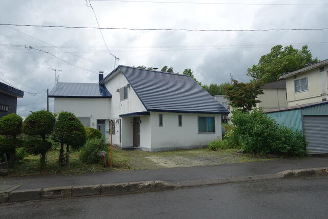 滝川市 滝の川町西5丁目 2階建 6DK 3