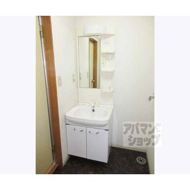 収納の多い洗面台です