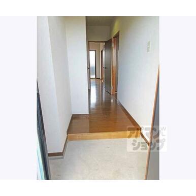 部屋までまっすぐの廊下です