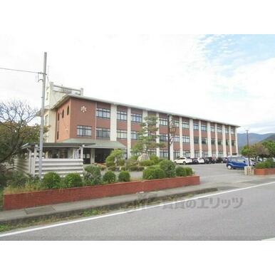 東中学校 距離:2,600m