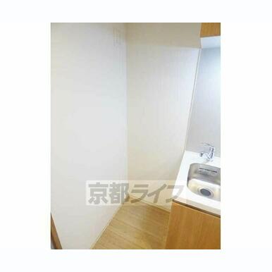 キッチン横に冷蔵庫が置けます。