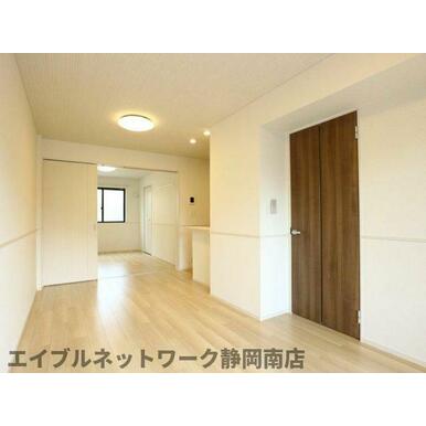 内装は落ち着いています