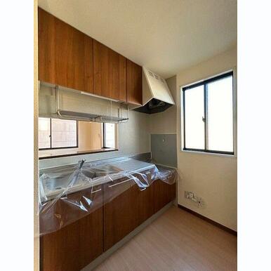 【キッチン】上下に収納スペース付き。