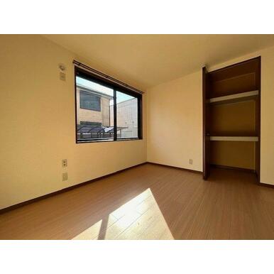 【洋室(2)】こちらも収納があるのでお部屋をスッキリ使えます。