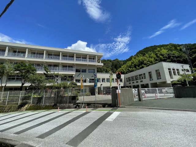 アットホーム 高知市 愛宕山 高知駅前駅 2階建 6ldk 高知市の中古一戸建て 提供元 イエステーション高知店 有 グローバル住宅 一軒家 家の購入 アットホーム 高知市 愛宕山 高知駅前駅 2階建 6ldk 高知市の中古一戸建て 提供元 イエステーション高知店 有 グローバル住宅 一軒家 家の購入