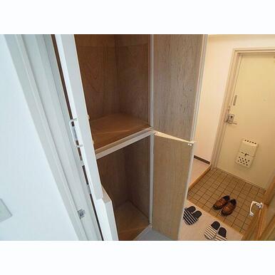 明るく広めの玄関には収納も完備