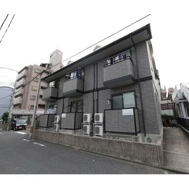 外観　屋根付き駐輪場有り