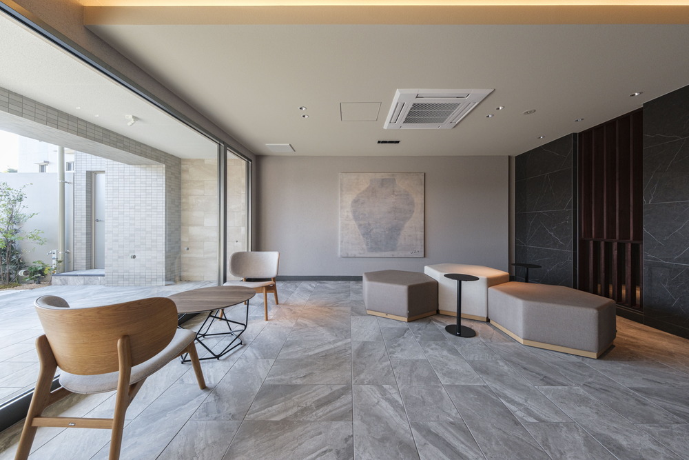 B棟エントランス（撮影：2025年12月）