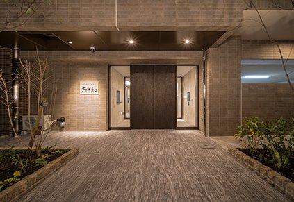 エントランスアプローチ（2024年12月撮影）