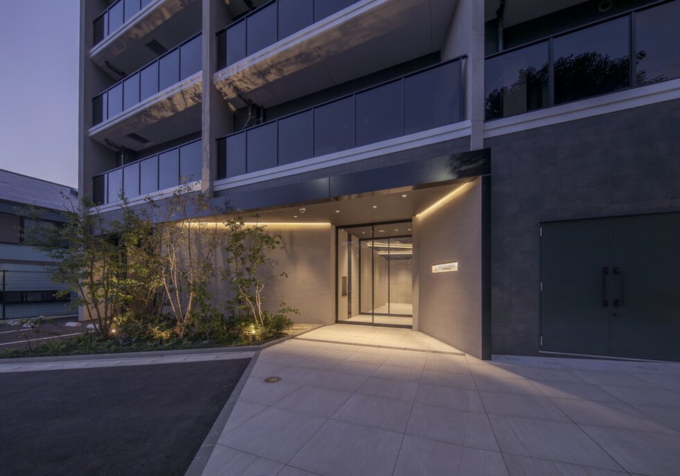 竣工写真：エントランスアプローチ（2025年9月撮影）