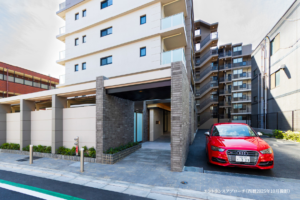 エントランスアプローチ（西暦2025年10月撮影）