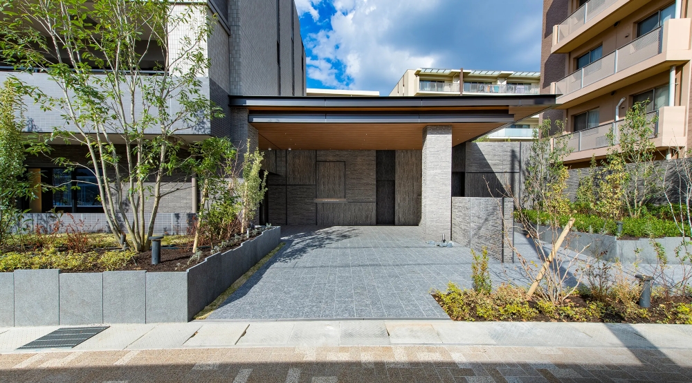 エントランスアプローチ（2025年11月撮影）