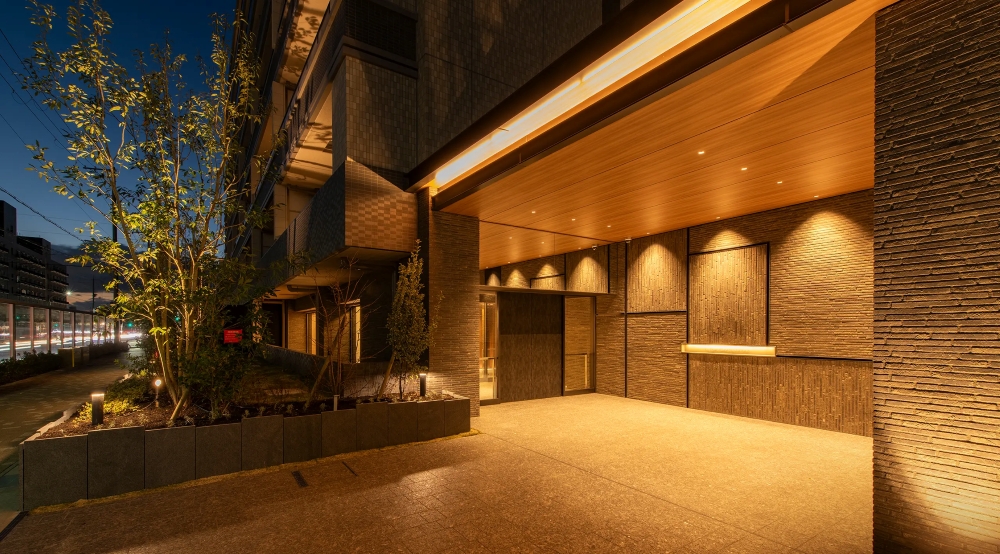 エントランスアプローチ（2025年11月撮影）