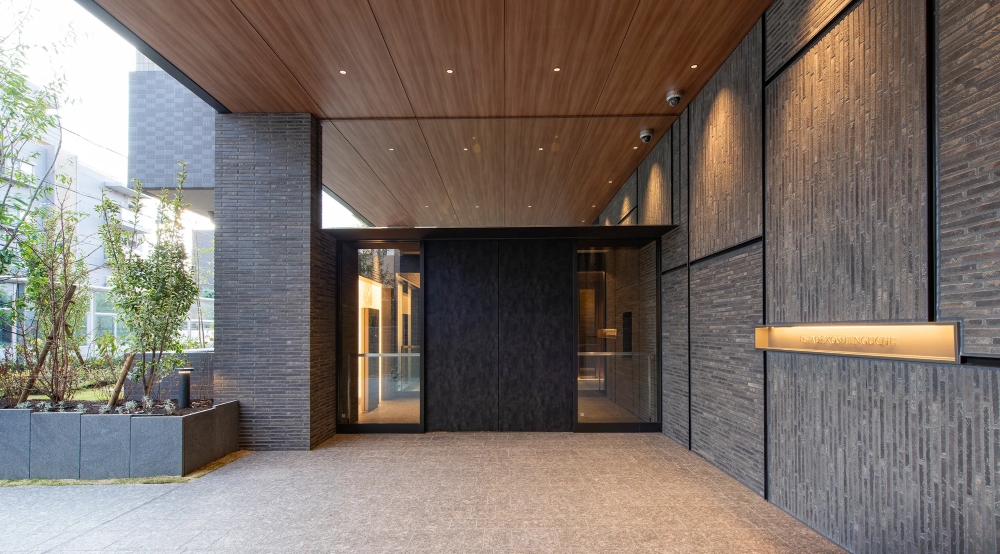 エントランスアプローチ（2025年11月撮影）