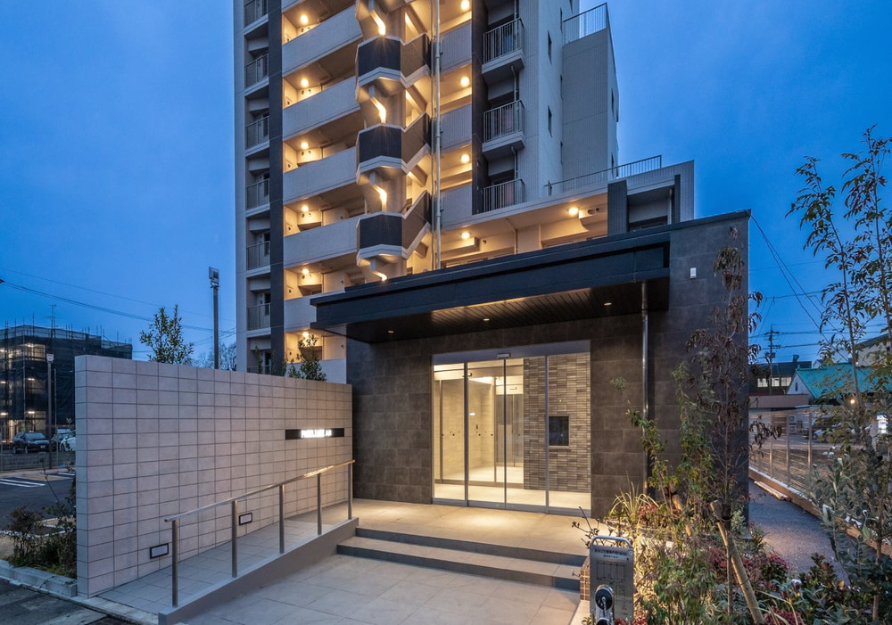 アプローチ（夜）写真（2026年3月撮影）