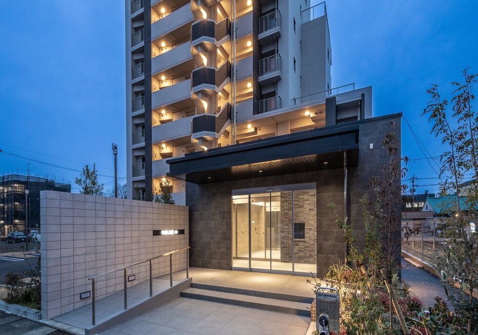 アプローチ（夜）写真（2026年3月撮影）