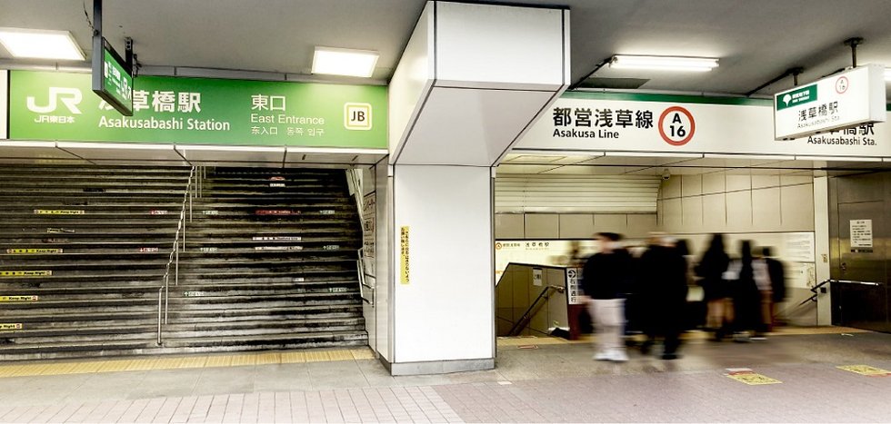 JR総武線と都営浅草線の「浅草橋」駅の東口の改札は上下で繋がっていて乗換が便利です。