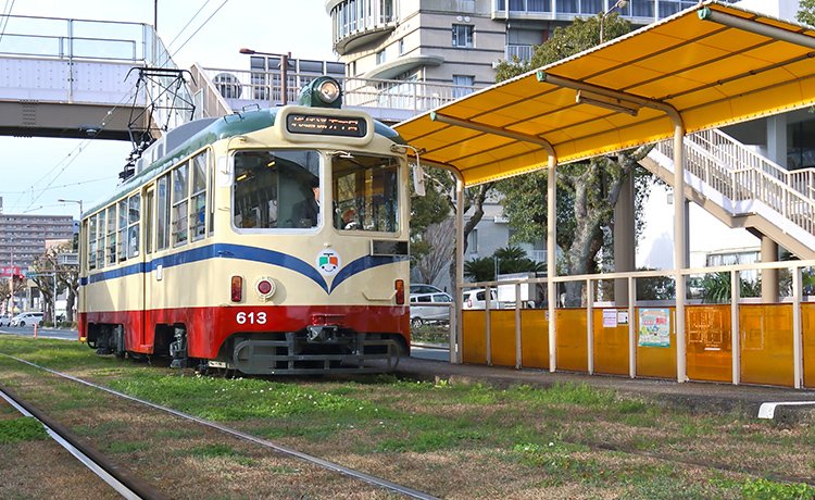 地元の“日常の足”として親しまれる路面電車・バス「とさでん交通」で街を満喫。
