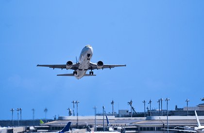 国内主要都市と東アジアを結ぶ沖縄の玄関口
那覇空港まで車で39分（現地より約25.5km）