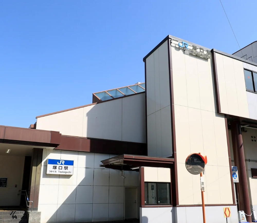 大阪方面へスムーズにアクセスでき、落ち着いた住環境と生活利便が整う駅。