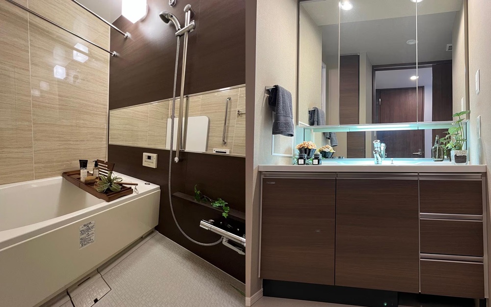 BATHROOM／POWDER ROOM