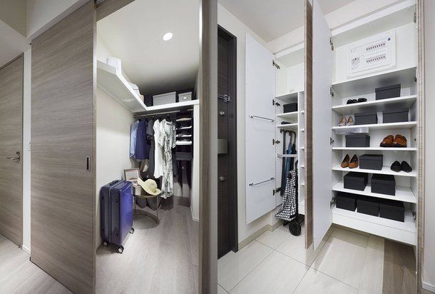 WALK IN CLOSET/STRAGE