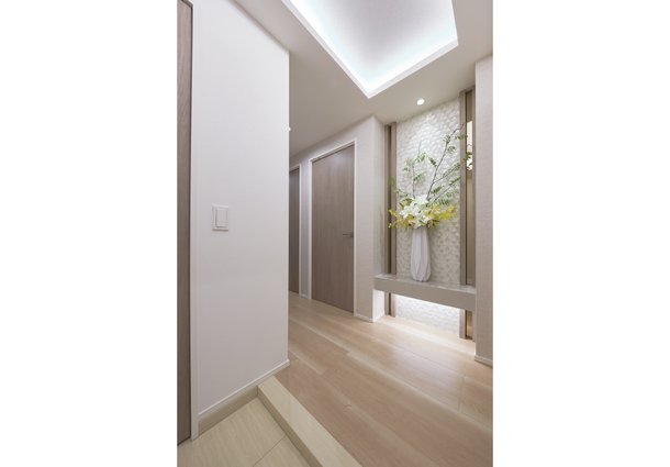 Entrance 〈玄関〉