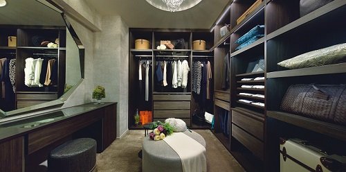 WALK-IN CLOSET